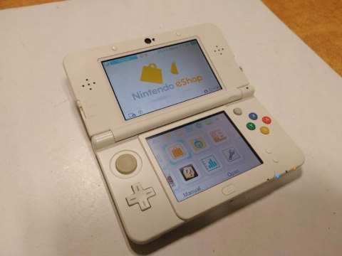 KONSOLA NEW NINTENDO 3DS BIAŁA + ŁADOWARKA KONSOLA NEW NINTENDO 3DS BIAŁA + ŁADOWARKA