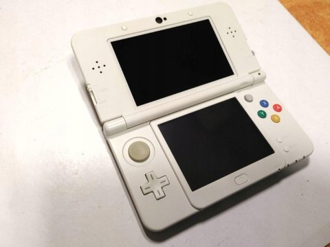 KONSOLA NEW NINTENDO 3DS BIAŁA + ŁADOWARKA KONSOLA NEW NINTENDO 3DS BIAŁA + ŁADOWARKA