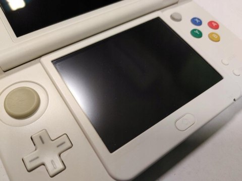 KONSOLA NEW NINTENDO 3DS BIAŁA + ŁADOWARKA KONSOLA NEW NINTENDO 3DS BIAŁA + ŁADOWARKA