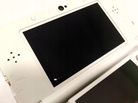 KONSOLA NEW NINTENDO 3DS BIAŁA + ŁADOWARKA KONSOLA NEW NINTENDO 3DS BIAŁA + ŁADOWARKA