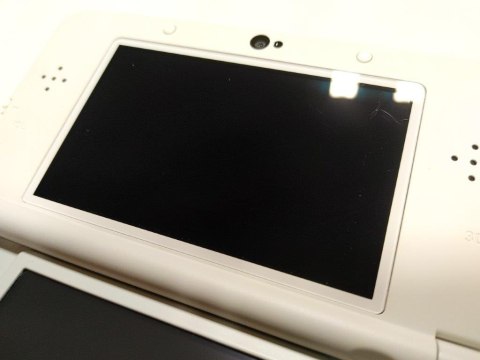 KONSOLA NEW NINTENDO 3DS BIAŁA + ŁADOWARKA KONSOLA NEW NINTENDO 3DS BIAŁA + ŁADOWARKA
