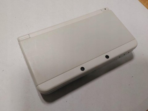 KONSOLA NEW NINTENDO 3DS BIAŁA + ŁADOWARKA KONSOLA NEW NINTENDO 3DS BIAŁA + ŁADOWARKA
