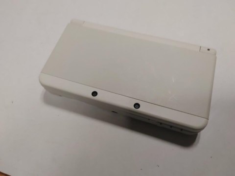 KONSOLA NEW NINTENDO 3DS BIAŁA + ŁADOWARKA KONSOLA NEW NINTENDO 3DS BIAŁA + ŁADOWARKA