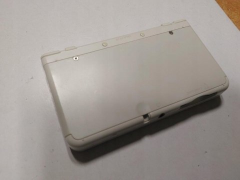 KONSOLA NEW NINTENDO 3DS BIAŁA + ŁADOWARKA KONSOLA NEW NINTENDO 3DS BIAŁA + ŁADOWARKA