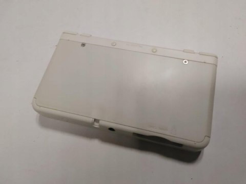KONSOLA NEW NINTENDO 3DS BIAŁA + ŁADOWARKA KONSOLA NEW NINTENDO 3DS BIAŁA + ŁADOWARKA