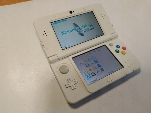KONSOLA NEW NINTENDO 3DS CZARNA + ŁADOWARKA KONSOLA NEW NINTENDO 3DS CZARNA + ŁADOWARKA