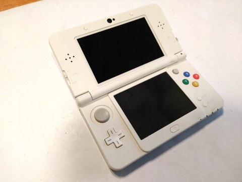 KONSOLA NEW NINTENDO 3DS CZARNA + ŁADOWARKA KONSOLA NEW NINTENDO 3DS CZARNA + ŁADOWARKA