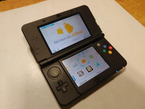 KONSOLA NEW NINTENDO 3DS CZARNA + RYSIK +ŁADOWARKA + PUDEŁKO KONSOLA NEW NINTENDO 3DS CZARNA + RYSIK +ŁADOWARKA + PUDEŁKO