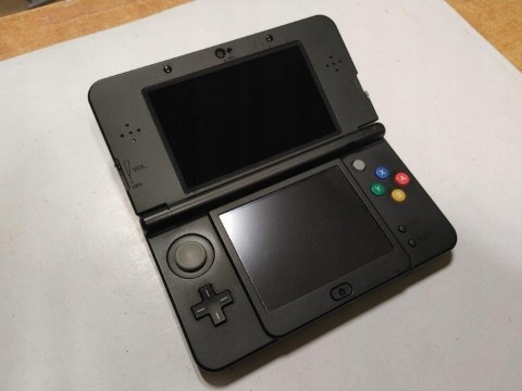 KONSOLA NEW NINTENDO 3DS CZARNA + RYSIK +ŁADOWARKA + PUDEŁKO KONSOLA NEW NINTENDO 3DS CZARNA + RYSIK +ŁADOWARKA + PUDEŁKO