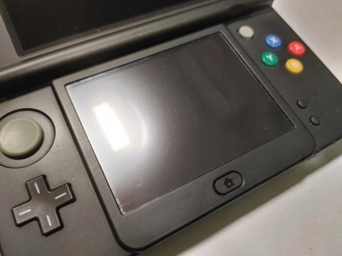 KONSOLA NEW NINTENDO 3DS CZARNA + RYSIK +ŁADOWARKA + PUDEŁKO KONSOLA NEW NINTENDO 3DS CZARNA + RYSIK +ŁADOWARKA + PUDEŁKO