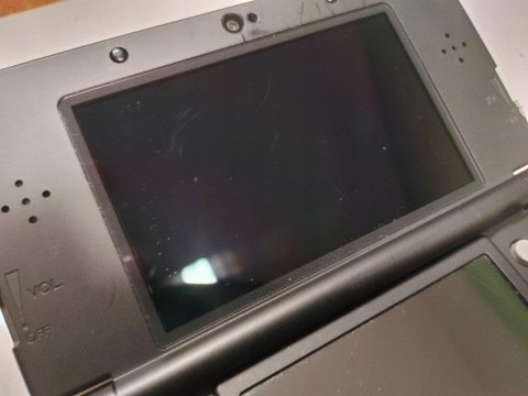KONSOLA NEW NINTENDO 3DS CZARNA + RYSIK +ŁADOWARKA + PUDEŁKO KONSOLA NEW NINTENDO 3DS CZARNA + RYSIK +ŁADOWARKA + PUDEŁKO