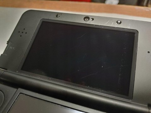 KONSOLA NEW NINTENDO 3DS CZARNA + RYSIK +ŁADOWARKA + PUDEŁKO KONSOLA NEW NINTENDO 3DS CZARNA + RYSIK +ŁADOWARKA + PUDEŁKO