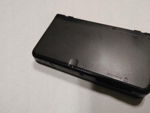 KONSOLA NEW NINTENDO 3DS CZARNA + RYSIK +ŁADOWARKA + PUDEŁKO KONSOLA NEW NINTENDO 3DS CZARNA + RYSIK +ŁADOWARKA + PUDEŁKO