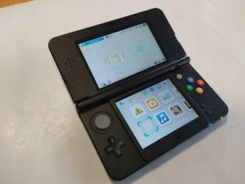KONSOLA NEW NINTENDO 3DS CZARNA + RYSIK + ŁADOWARKA KONSOLA NEW NINTENDO 3DS CZARNA + RYSIK + ŁADOWARKA