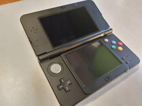 KONSOLA NEW NINTENDO 3DS CZARNA + RYSIK + ŁADOWARKA KONSOLA NEW NINTENDO 3DS CZARNA + RYSIK + ŁADOWARKA