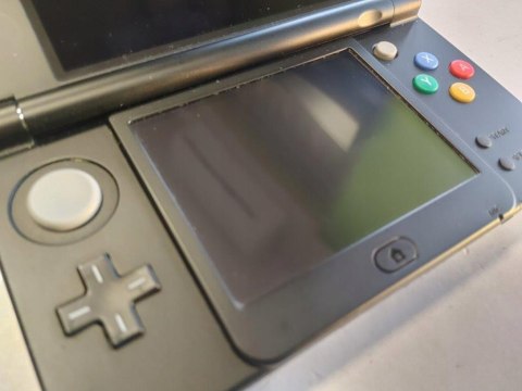 KONSOLA NEW NINTENDO 3DS CZARNA + RYSIK + ŁADOWARKA KONSOLA NEW NINTENDO 3DS CZARNA + RYSIK + ŁADOWARKA