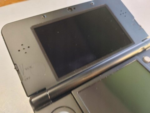 KONSOLA NEW NINTENDO 3DS CZARNA + RYSIK + ŁADOWARKA KONSOLA NEW NINTENDO 3DS CZARNA + RYSIK + ŁADOWARKA