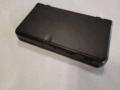 KONSOLA NEW NINTENDO 3DS CZARNA + RYSIK + ŁADOWARKA KONSOLA NEW NINTENDO 3DS CZARNA + RYSIK + ŁADOWARKA