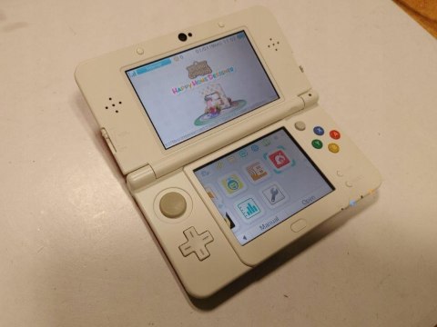 KONSOLA NEW NINTENDO 3DS + KARTA PAMIĘCI + COVER HELLO KITTY + RYSIK + USB KONSOLA NEW NINTENDO 3DS + KARTA PAMIĘCI + COVER HELLO KITTY + RYSIK + USB