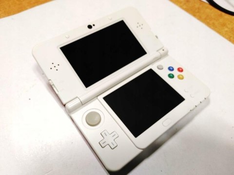 KONSOLA NEW NINTENDO 3DS + KARTA PAMIĘCI + COVER HELLO KITTY + RYSIK + USB KONSOLA NEW NINTENDO 3DS + KARTA PAMIĘCI + COVER HELLO KITTY + RYSIK + USB