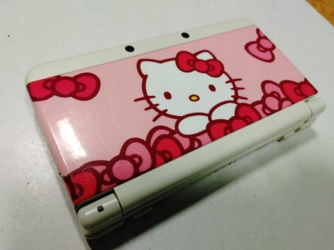 KONSOLA NEW NINTENDO 3DS + KARTA PAMIĘCI + COVER HELLO KITTY + RYSIK + USB KONSOLA NEW NINTENDO 3DS + KARTA PAMIĘCI + COVER HELLO KITTY + RYSIK + USB