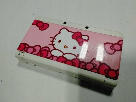 KONSOLA NEW NINTENDO 3DS + KARTA PAMIĘCI + COVER HELLO KITTY + RYSIK + USB KONSOLA NEW NINTENDO 3DS + KARTA PAMIĘCI + COVER HELLO KITTY + RYSIK + USB