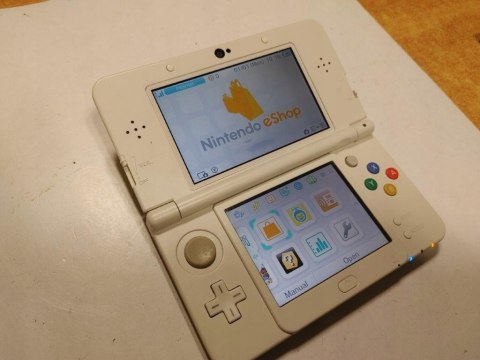 KONSOLA NEW NINTENDO 3DS + KARTA PAMIĘCI + PUDEŁKO + USB KONSOLA NEW NINTENDO 3DS + KARTA PAMIĘCI + PUDEŁKO + USB
