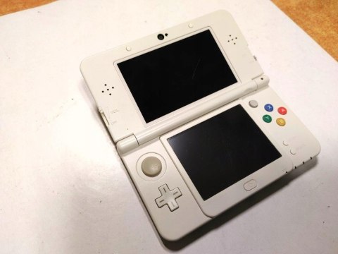 KONSOLA NEW NINTENDO 3DS + KARTA PAMIĘCI + PUDEŁKO + USB KONSOLA NEW NINTENDO 3DS + KARTA PAMIĘCI + PUDEŁKO + USB