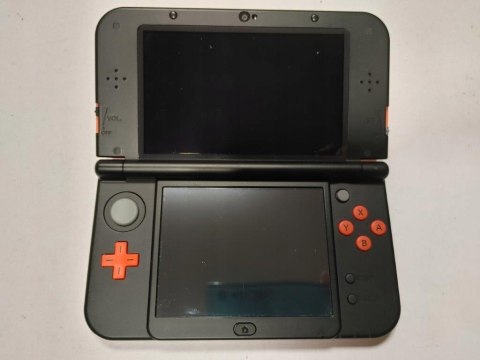KONSOLA NEW NINTENDO 3DS XL POMARAŃCZOWO-CZARNA + RYSIK + ŁADOWARKA + ETUI KONSOLA NEW NINTENDO 3DS XL POMARAŃCZOWO-CZARNA + RYSIK + ŁADOWARKA + ETUI
