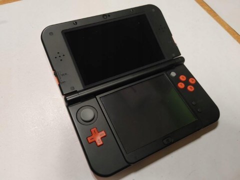 KONSOLA NEW NINTENDO 3DS XL POMARAŃCZOWO-CZARNA + RYSIK + ŁADOWARKA + ETUI KONSOLA NEW NINTENDO 3DS XL POMARAŃCZOWO-CZARNA + RYSIK + ŁADOWARKA + ETUI