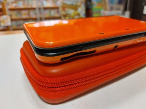 KONSOLA NEW NINTENDO 3DS XL POMARAŃCZOWO-CZARNA + RYSIK + ŁADOWARKA + ETUI KONSOLA NEW NINTENDO 3DS XL POMARAŃCZOWO-CZARNA + RYSIK + ŁADOWARKA + ETUI