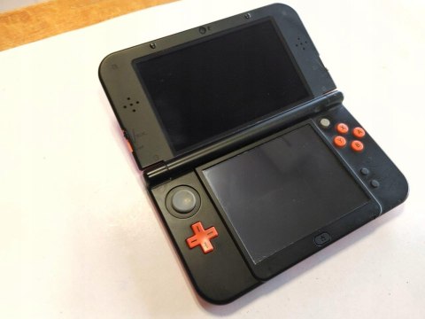 KONSOLA NEW NINTENDO 3DS XL POMARAŃCZOWO-CZARNA + RYSIK + ŁADOWARKA KONSOLA NEW NINTENDO 3DS XL POMARAŃCZOWO-CZARNA + RYSIK + ŁADOWARKA