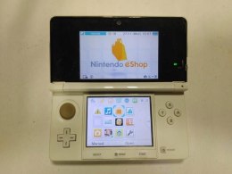 KONSOLA NINTENDO 3DS BIAŁA + ŁADOWARKA + RYSIK + KARTA PAMIĘCI + ETUI