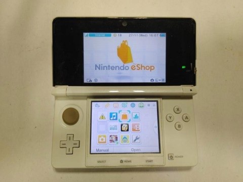 KONSOLA NINTENDO 3DS BIAŁA + ŁADOWARKA + RYSIK + KARTA PAMIĘCI + ETUI KONSOLA NINTENDO 3DS BIAŁA + ŁADOWARKA + RYSIK + KARTA PAMIĘCI + ETUI