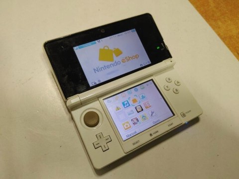 KONSOLA NINTENDO 3DS BIAŁA + ŁADOWARKA + RYSIK + KARTA PAMIĘCI + ETUI KONSOLA NINTENDO 3DS BIAŁA + ŁADOWARKA + RYSIK + KARTA PAMIĘCI + ETUI