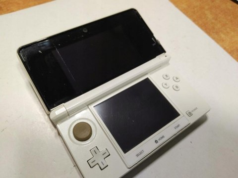 KONSOLA NINTENDO 3DS BIAŁA + ŁADOWARKA + RYSIK + KARTA PAMIĘCI + ETUI KONSOLA NINTENDO 3DS BIAŁA + ŁADOWARKA + RYSIK + KARTA PAMIĘCI + ETUI