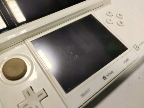 KONSOLA NINTENDO 3DS BIAŁA + ŁADOWARKA + RYSIK + KARTA PAMIĘCI + ETUI KONSOLA NINTENDO 3DS BIAŁA + ŁADOWARKA + RYSIK + KARTA PAMIĘCI + ETUI