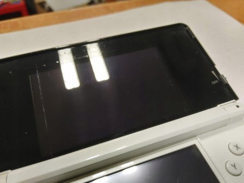 KONSOLA NINTENDO 3DS BIAŁA + ŁADOWARKA + RYSIK + KARTA PAMIĘCI + ETUI KONSOLA NINTENDO 3DS BIAŁA + ŁADOWARKA + RYSIK + KARTA PAMIĘCI + ETUI