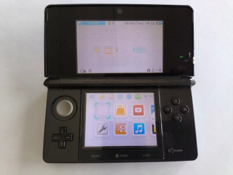 KONSOLA NINTENDO 3DS CZARNA + DOCK + USB + RYSIK KONSOLA NINTENDO 3DS CZARNA + DOCK + USB + RYSIK