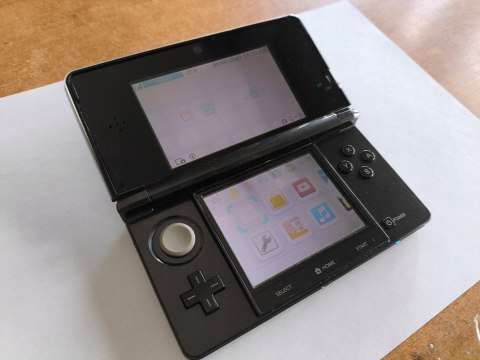 KONSOLA NINTENDO 3DS CZARNA + DOCK + USB + RYSIK KONSOLA NINTENDO 3DS CZARNA + DOCK + USB + RYSIK