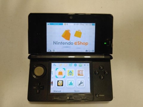KONSOLA NINTENDO 3DS CZARNA +ŁADOWARKA + RYSIK + KARTA PAMIĘCI KONSOLA NINTENDO 3DS CZARNA +ŁADOWARKA + RYSIK + KARTA PAMIĘCI