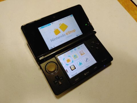 KONSOLA NINTENDO 3DS CZARNA +ŁADOWARKA + RYSIK + KARTA PAMIĘCI KONSOLA NINTENDO 3DS CZARNA +ŁADOWARKA + RYSIK + KARTA PAMIĘCI