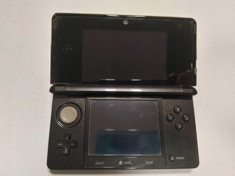 KONSOLA NINTENDO 3DS CZARNA +ŁADOWARKA + RYSIK + KARTA PAMIĘCI KONSOLA NINTENDO 3DS CZARNA +ŁADOWARKA + RYSIK + KARTA PAMIĘCI