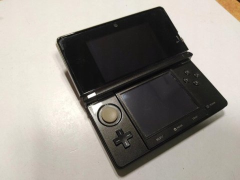 KONSOLA NINTENDO 3DS CZARNA +ŁADOWARKA + RYSIK + KARTA PAMIĘCI KONSOLA NINTENDO 3DS CZARNA +ŁADOWARKA + RYSIK + KARTA PAMIĘCI