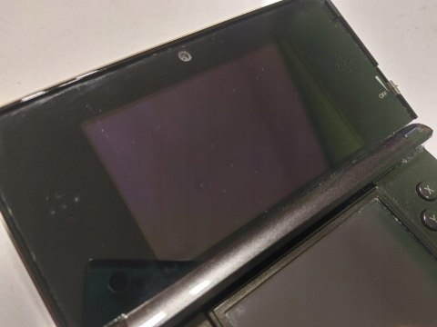 KONSOLA NINTENDO 3DS CZARNA +ŁADOWARKA + RYSIK + KARTA PAMIĘCI KONSOLA NINTENDO 3DS CZARNA +ŁADOWARKA + RYSIK + KARTA PAMIĘCI