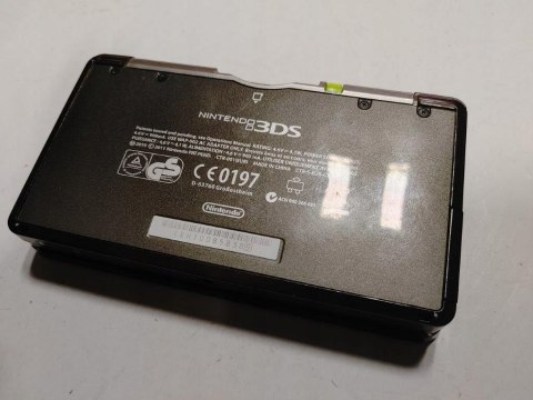 KONSOLA NINTENDO 3DS CZARNA +ŁADOWARKA + RYSIK + KARTA PAMIĘCI KONSOLA NINTENDO 3DS CZARNA +ŁADOWARKA + RYSIK + KARTA PAMIĘCI