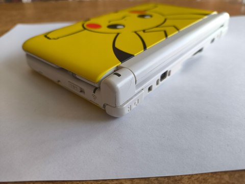 KONSOLA NINTENDO 3DS XL EDYCJA PIKACHU + RYSIK + KARTA PAMIĘCI + USB KONSOLA NINTENDO 3DS XL EDYCJA PIKACHU + RYSIK + KARTA PAMIĘCI + USB
