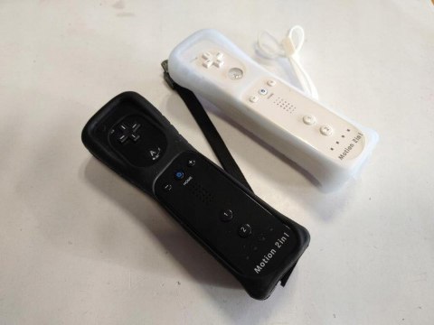 KONSOLA NINTENDO WII U 32GB + OKABLOWANIE +GAMEPAD + 2x REMOTE + 2x NUNCHUK KONSOLA NINTENDO WII U 32GB + OKABLOWANIE +GAMEPAD + 2x REMOTE + 2x NUNCHUK