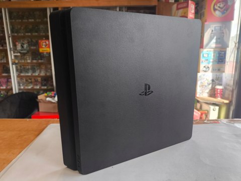 KONSOLA PLAYSTATION 4 SLIM 500GB 2216A + PAD KONSOLA PLAYSTATION 4 SLIM 500GB 2216A + PAD