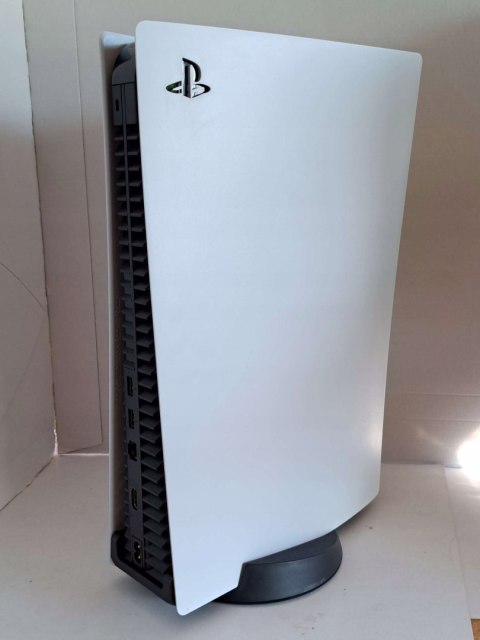 KONSOLA SONY PLAYSTATION 5 825GB SSD Z NAPĘDEM BLU-RAY + PAD + ŁADOWARKA KONSOLA SONY PLAYSTATION 5 825GB SSD Z NAPĘDEM BLU-RAY + PAD + ŁADOWARKA